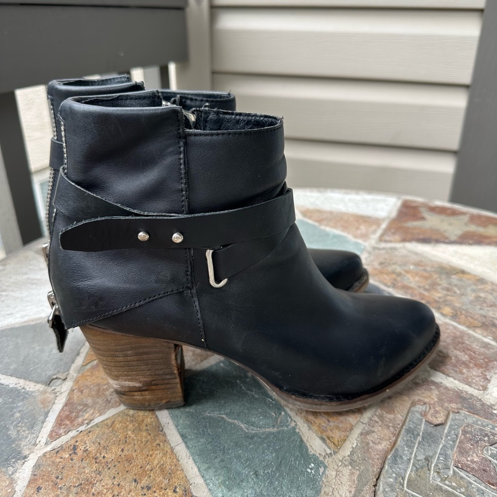 The wishbone Collection Black genuine leather with silver accent booties size 9